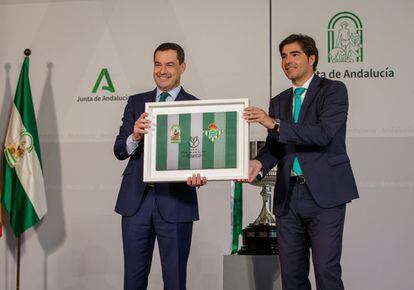 
El Real Betis celebró su reciente Copa del Rey en un homenaje organizado  en la sede de la Presidencia de la Junta de Andalucía en Sevilla. En la imagen, el presidente andaluz, Juanma Moreno, y el del Real Betis, Angel Haro.