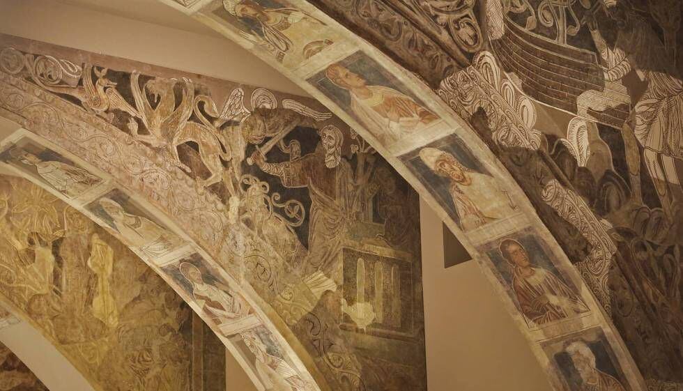 Algunos de los arcos con las pinturas románicas del monasterio de Sijena expuestas en el MNAC.