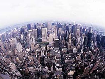 La isla de Manhattan, uno de los cinco distritos de Nueva York, vista  desde la terraza del Empire State.