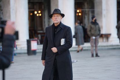 John Malkovich, en el rodaje en Venecia en enero de 2022 de la serie 'Ripley', inspirada en la obra de Patricia Highsmith.
