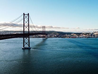 Puente de Lisboa, que cruza el estuario del río Tajo en su desembocadura en el Océano Atlántico.