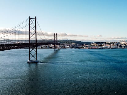 Puente de Lisboa, que cruza el estuario del río Tajo en su desembocadura en el Océano Atlántico.