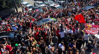 Partidarios del candidato Lula da SIlva le saludan a su llegada al colegio electoral, este domingo.