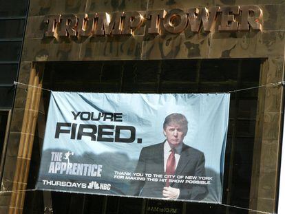 Cartel publicitario del programa 'The Apprentice' en la fachada de la Trump Tower en Nueva York (EE UU).