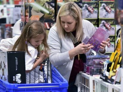 Una familia estadounidense de compras navide&ntilde;as