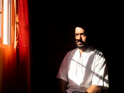 El exintérprete afgano Daryuosh Mohammadi, en su casa de Madrid.