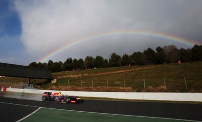 El australiano Mark Webber rueda con su Red Bull durante la sesión de entrenamientos en el circuito de Montmeló.