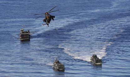 Vista de tres embarcaciones y un helicóptero durante los ejercicios militares.