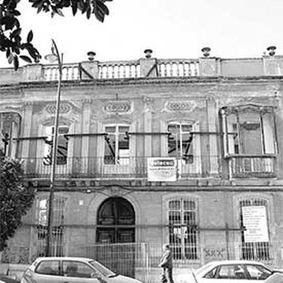 Aspecto de la fachada del palacete del siglo XIX, en la calle Compás de la Victoria, ayer