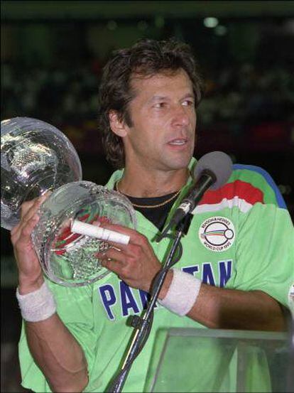 Imran Khan alzó el trofeo de la Copa del Mundo de Críquet de 1992, que ganó Pakistán bajo su liderazgo en Melbourne, Australia.