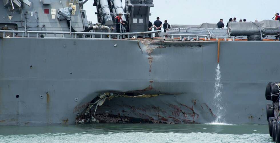 Detalle de los daños sufridos del buque de guerra estadounidense.
