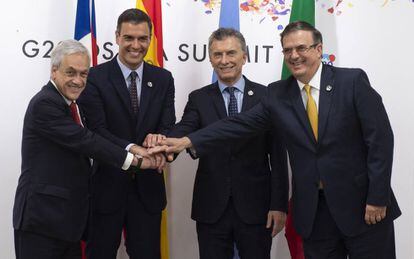 Pedro Sánchez y Mauricio Macri, presidente de Argentina (miembro de Mercosur), en el centro, junto a Sebastián Piñera (izquierda), presidente de Chile, y el canciller mexicano, Marcelo Ebrard, este viernes en la cumbre del G20 en Osaka.