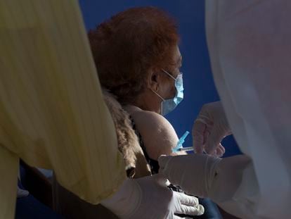 Imagen de la vacunación contra la covid en una residencia de San Pedro del Pinatar, en Murcia.