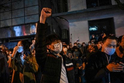 Manifestantes el 27 de noviembre en una de las calles de Shanghái donde han tenido lugar algunas de las protestas contra la política de covid cero del Gobierno chino. 