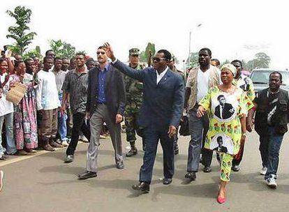 Teodoro Obiang saluda a los asistentes a una manifestación organizada en Malabo contra el opositor Severo Moto, en marzo de 2004.