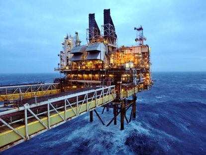 Vista de una plataforma petrolera de BP frente a las costas escocesas.