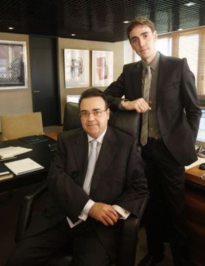 Antonio LLarden, presidente de Enagas, y el estudiante Alberto Sánchez tras el concurso de 2009