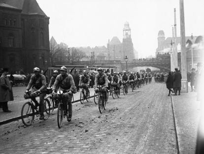 Soldados franceses en bicicleta en la ciudad alemana de Essen, ocupada por Francia durante la crisis del Ruhr de 1923.