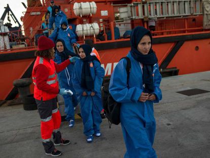 Varias mujeres migrantes desembarcan de un barco de Salvamento Marítimo en el puerto de Algeciras el pasado 27 de noviembre de 2018. 