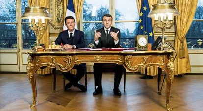 El presidente franc&eacute;s Emmanuel Macron comparece junto a su portavoz Benjamin Griveaux, tars firmar tres textos legales.