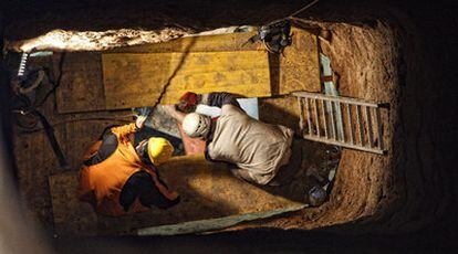 El equipo de expertos de Aranzadi ha localizado los restos de unos 50 fusilados por los republicanos en la mina de Camuñas (Toledo), a unos 30 metros de profundidad.  Los arqueólogos y un dentista bajan en arnés para examinar los restos.