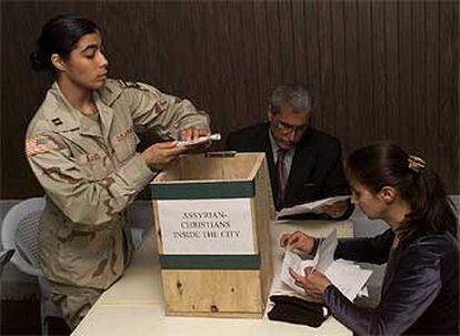 Una soldado estadounidense prepara una urna para la elección de un gobierno interino en Mosul.