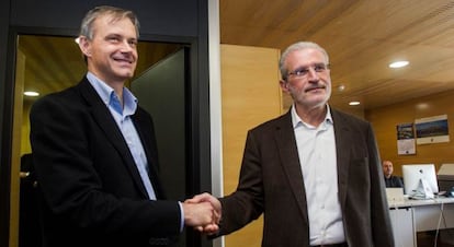 Vicent Mart&iacute;nez y Esteban Morcillo se dan la mano en la presentaci&oacute;n de sus candidaturas al rectorado de la Universitat de Val&egrave;ncia.