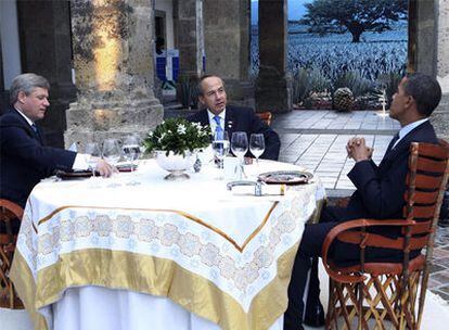 El primer ministro de Canadá, Stephen Harper (izquierda), y los  presidentes de México, Felipe Calderón, y EE UU, Barack Obama, durante la cena.