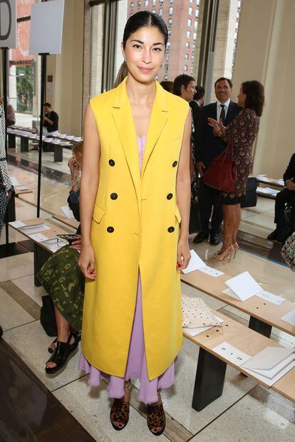 La editora de moda Caroline Issa se atreve con el chaleco amarillo de Dior.
