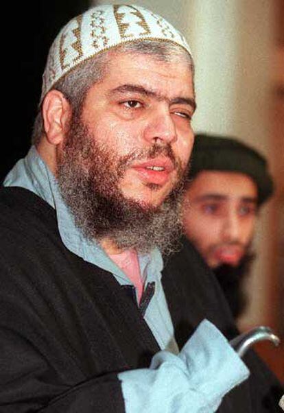 El clérigo musulmán Abu Hamza al-Masri habla en una conferencia de prensa en 1999. La justicia británica lo ha condenado hoy a siete años de cárcel.