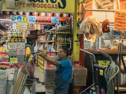 Un empleado transporta mercancía en un mercado de Ciudad de México.