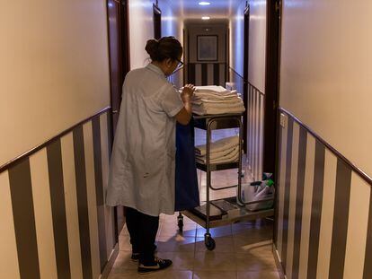 Una trabajadora limpia las habitaciones de un hotel en Galicia