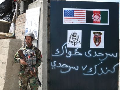 Un soldado del Ejército afgano ante una base militar que en el pasado utilizaban los soldados estadounidenses en Nangarhar, Afganistán.