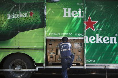 Un trabajador cierra la puerta de un camión repartidor de cervezas, en Ciudad de México.
