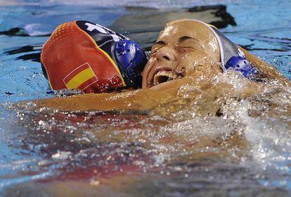 Barcelona, España, 2 de agosto de 2013. El waterpolo femenino español logra su primer Mundial en una final perfecta ante Australia. Las jugadoras Marina García Godoy y Lorena Miranda celebran la victoria dentro de la piscina del pabellón de Barcelona. España se colgó el oro tras ganar 8-6 a Australia.