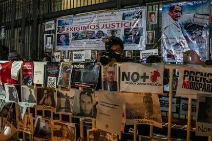 En las escaleras de la Secretaría de Gobernación, unos reporteros instalaron un pequeño altar con imágenes de periodistas asesinados en México.