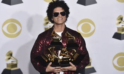 El músico estadounidense Bruno Mars posa con sus seis premios Grammy, con los que se ha convertido en el protagonista de la ceremonia.