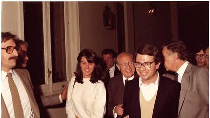 Enrique Tierno Galván toma del brazo a Francisco Bobillo en la noche del 8 de mayo de 1983, tras ser reelegido alcalde de Madrid por mayoría absoluta.