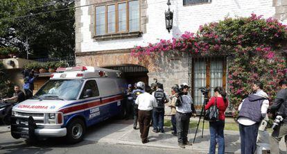 La ambulancia que trasladaba al Nobel, en la puerta de su casa