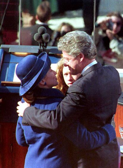 Para el baile inaugural de 1993, la primera dama Hillary Clinton vistió un vestido creado por una todavía desconocida Manhattan Sarah Phillips, la diseñadora de Manhattan. Fan de su trabajo, Clinton le pidió a Phillips que comenzara a crear bocetos para el traje antes de que el presidente Bill Clinton hubiera ganado las elecciones. Para el momento de la jura se vistió de una azul añil.