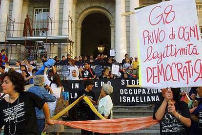 Manifestación de feministas contra la reunión del G-8, en Génova en 2001.