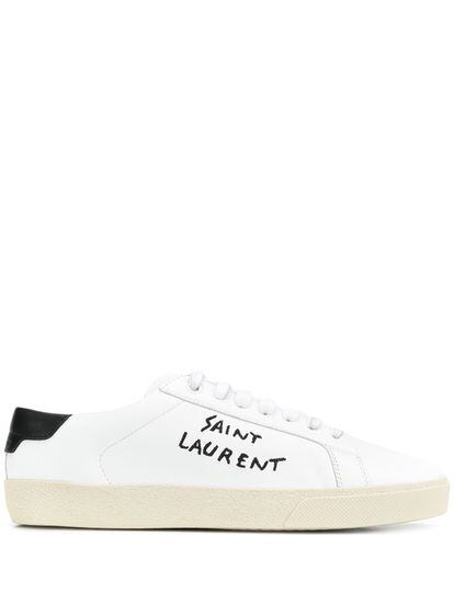 Saint Laurent apuesta por el minimalismo bien entendido en estas zapatillas blancas con la firma de la casa estampada en el lateral. Una inversión para inaugurar el nuevo curso que se convertirá en el bestseller de tu fondo de armario.