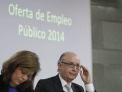 La vicepresidenta del Gobierno, Soraya S&aacute;enz de Santamar&iacute;a, y el ministro de Hacienda, Crist&oacute;bal Montoro.