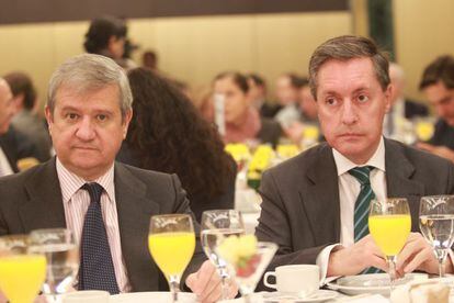 Javier Cuesta Nuín, presidente de Correos y Santiago Menéndez, director general de la Agencia Tributaria