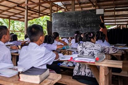 Alumnos del colegio U Moo Ta atienden a una clase de matemáticas impartida por una profesora. Estado de Karen, Myanmar, en septiembre de 2022.
