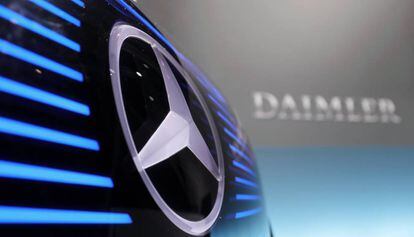 Logo de la estrella en un Mercedes Concept EQ en una presentación en Stuttgart.