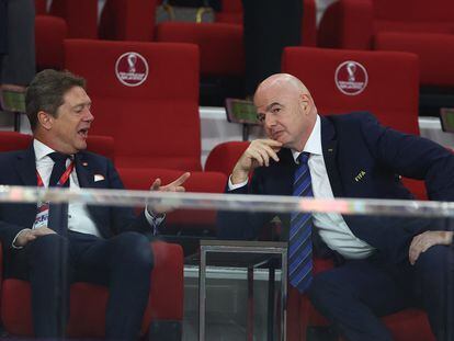 Gianni Infantino junto a Just Spee, presidente de la Federación de Futbol de Países Bajos, antes del partido entre Holanda y Ecuador, el viernes.