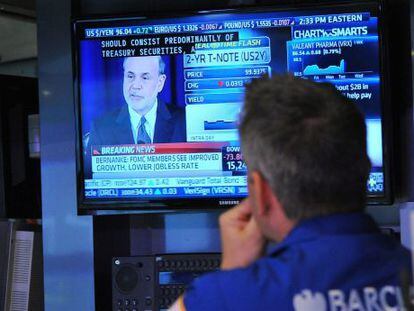 Un operador de Bolsa mira una pantalla en Wall Street.