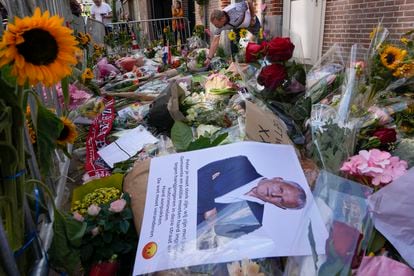 Una foto del periodista asesinado y multitud de flores le recordaban en Ámsterdam en julio pasado, en el lugar en el que fue tiroteado.