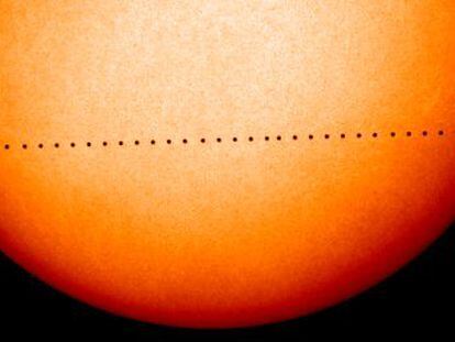 Para observar el fenómeno astronómico es necesario disponer de un telescopio y de los filtros adecuados para observar el sol sin peligro